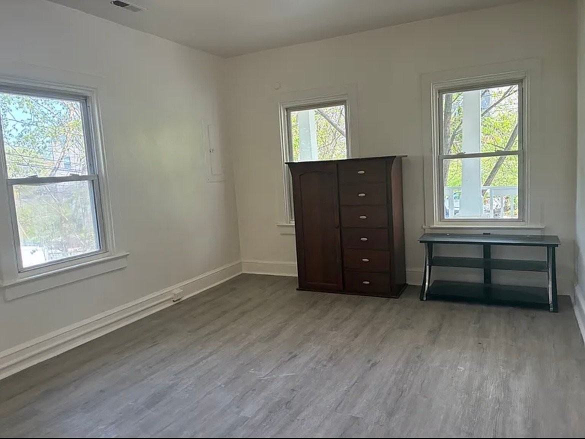 574 49th Pl Ne - Photo 5 of 9