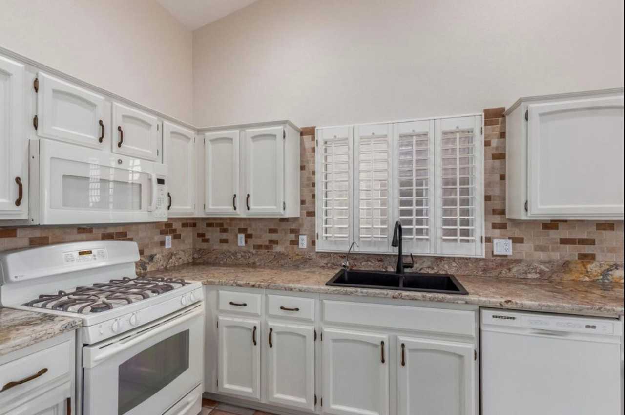 15089 W Verde Ln - Photo 3 of 7