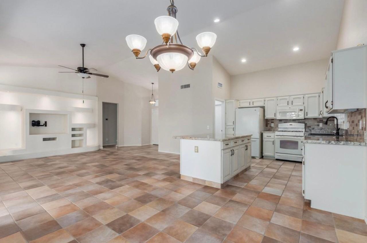 15089 W Verde Ln - Photo 4 of 7