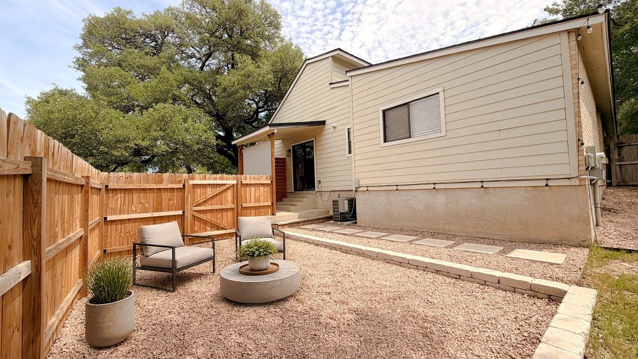 7004 Oak Meadow Cir #B - Photo 3 of 23