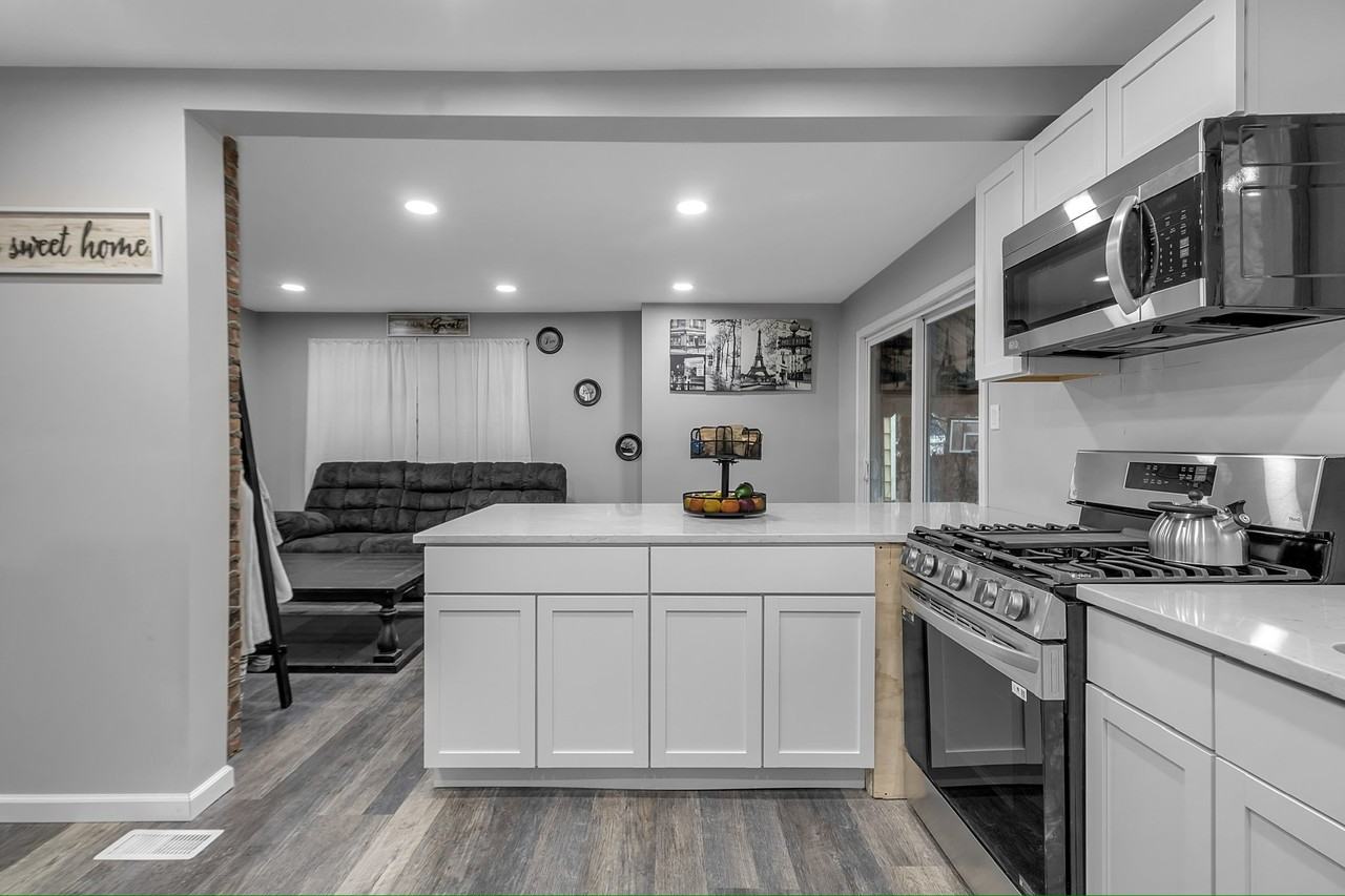 190 Wakefield Ave - Photo 4 of 22