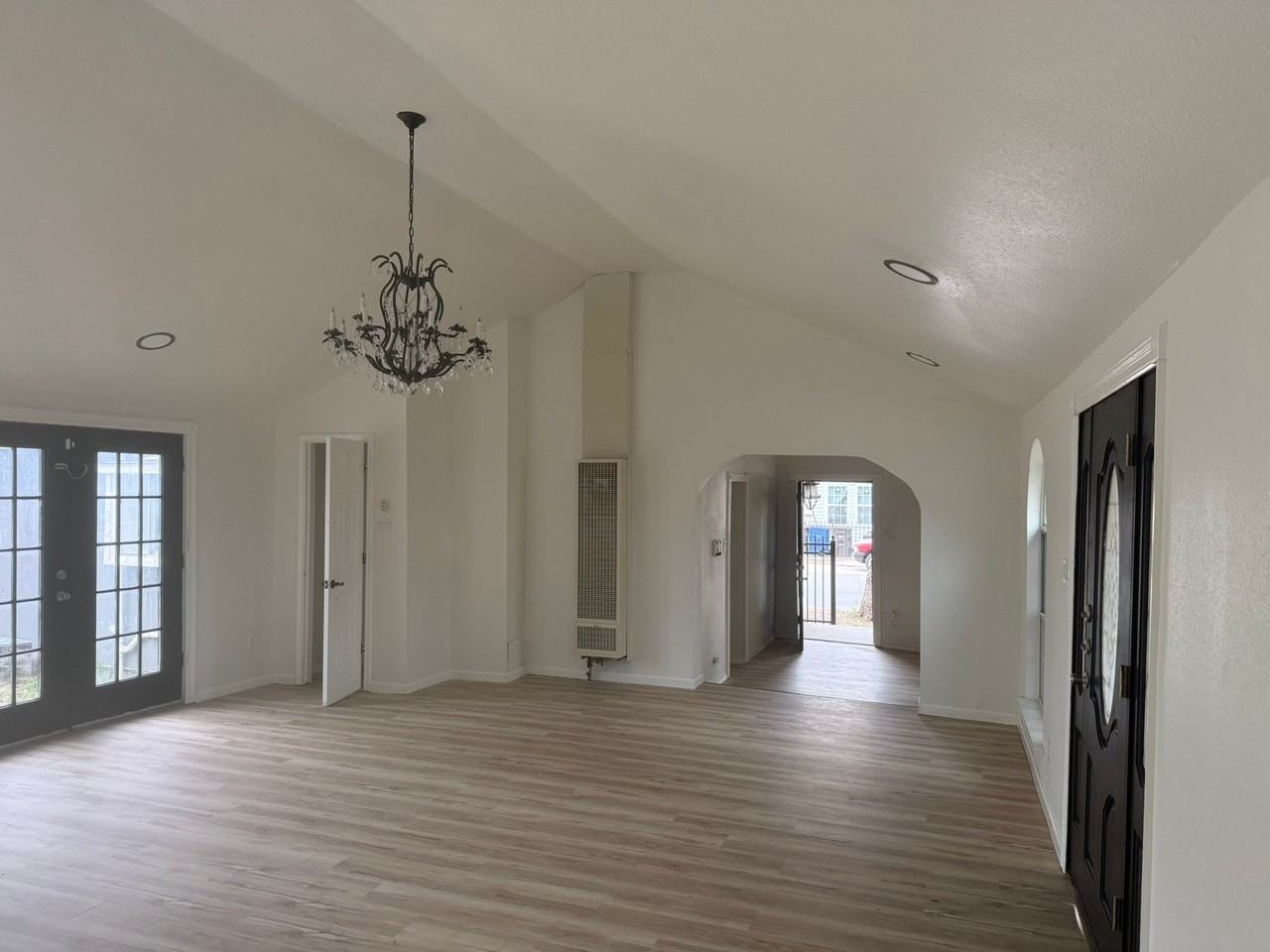 709 S Chupaderas St - Photo 3 of 10
