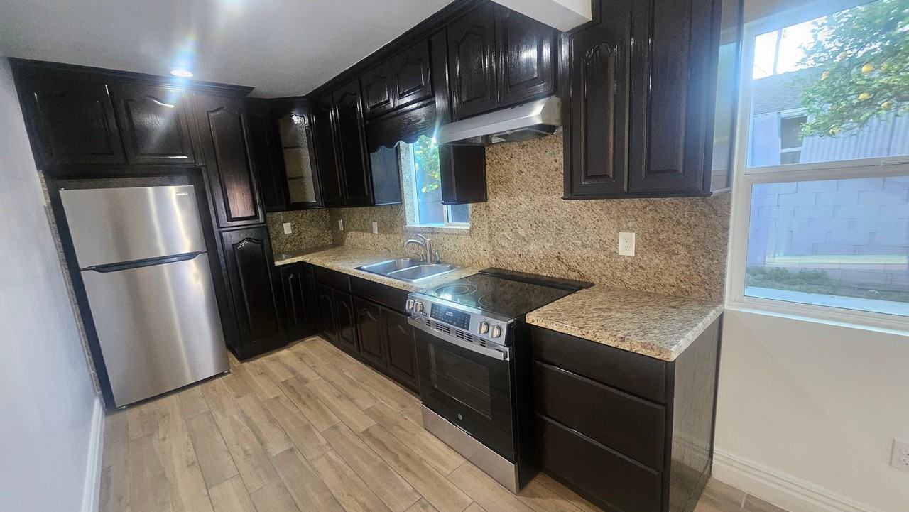 1119 S Chester Ave #1119 - Photo 4 of 12