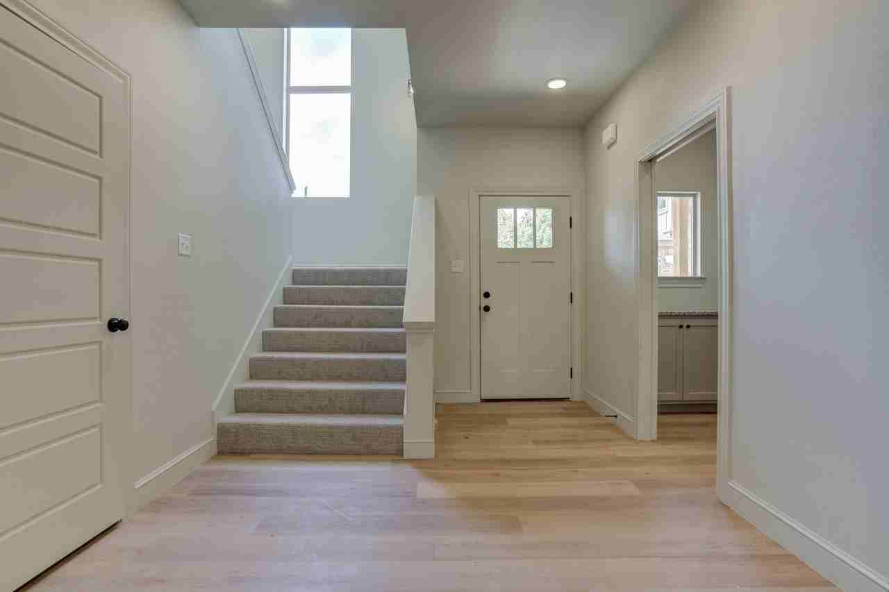 3425 24th St - Photo 2 of 20