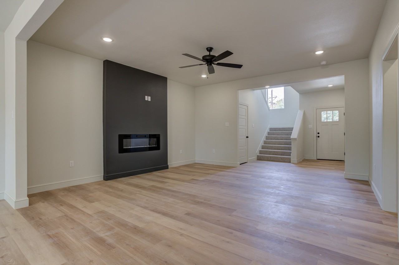 3425 24th St - Photo 3 of 20