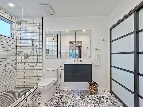 3470 Trumbull St - Photo 4 of 14