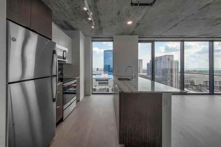 2107 S Wabash Ave - Photo 2 of 18