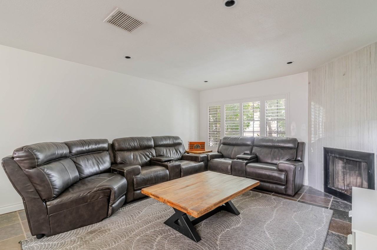 5820 Yolanda Ave #5 - Photo 4 of 19
