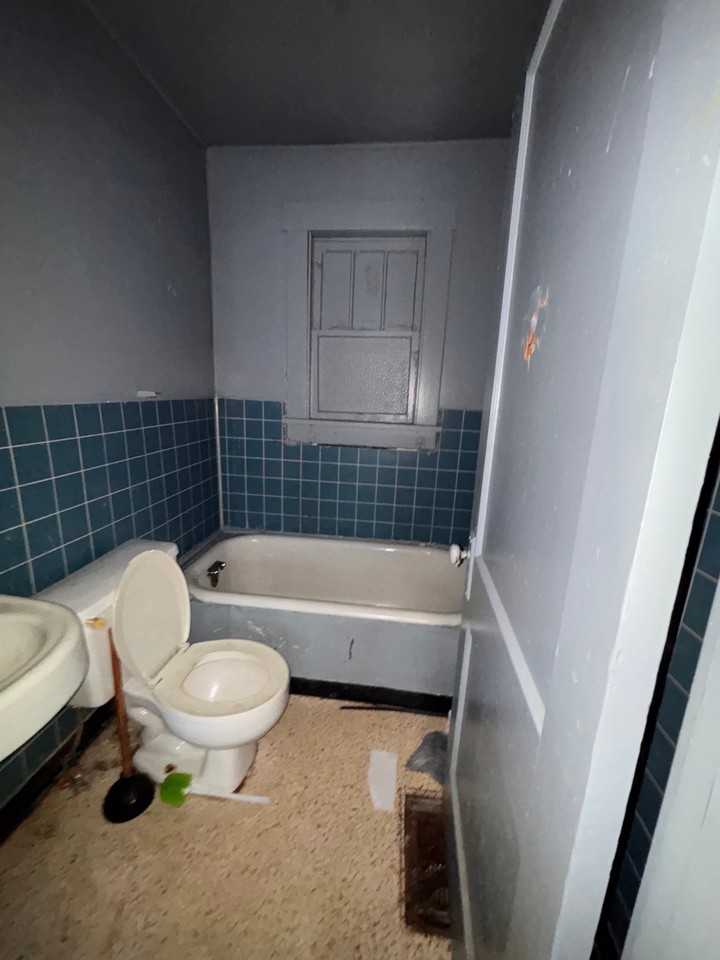 1505 E Walnut St - Photo 5 of 10