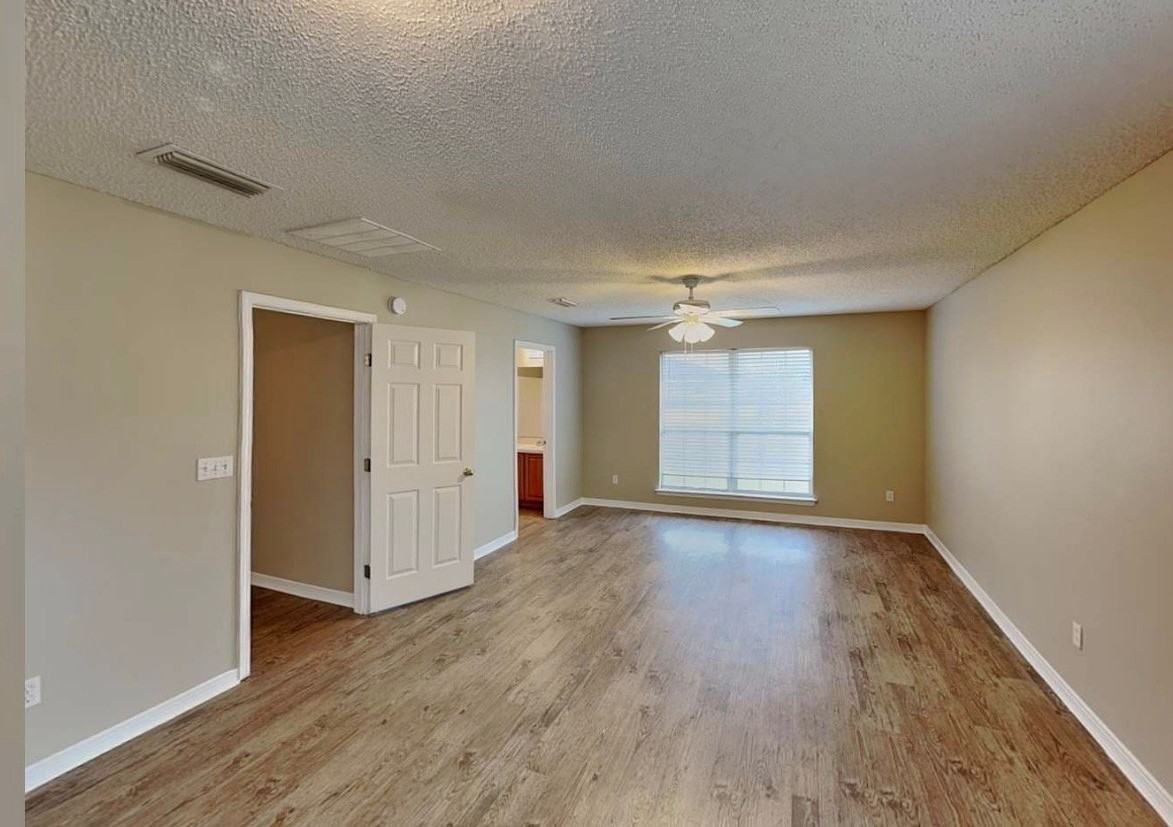 15584 Moss Hollow Dr - Photo 4 of 9