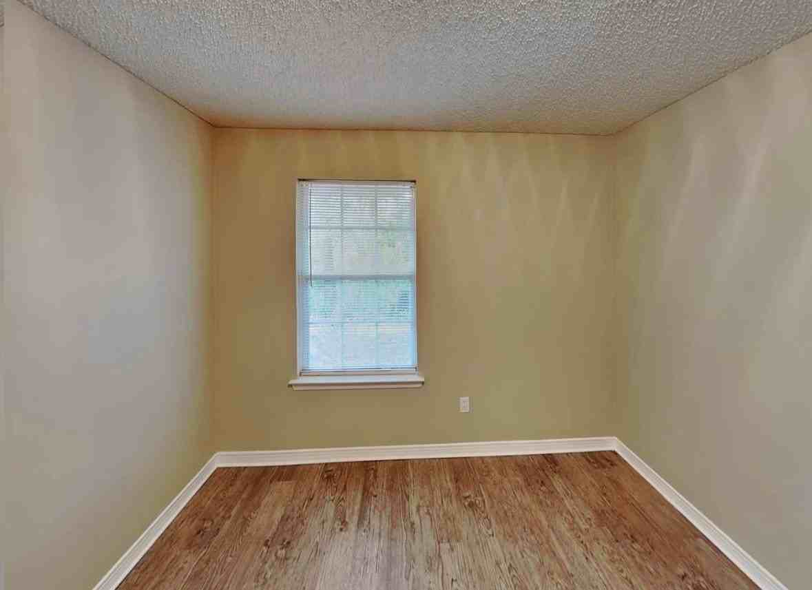 15584 Moss Hollow Dr - Photo 5 of 9