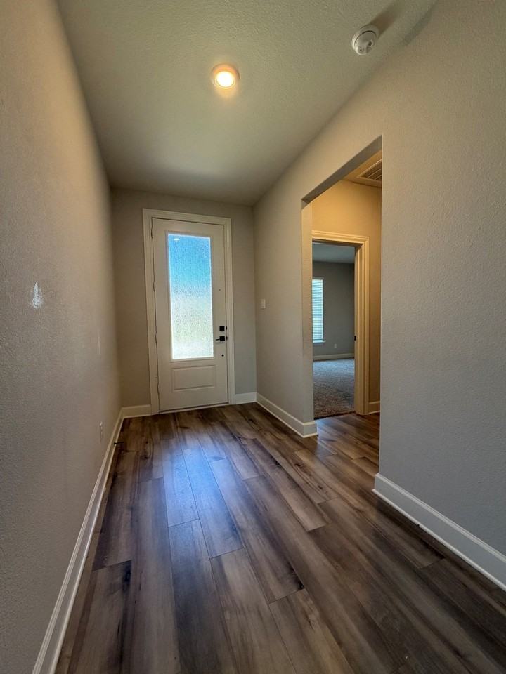 925 Emerson Dr - Photo 2 of 13