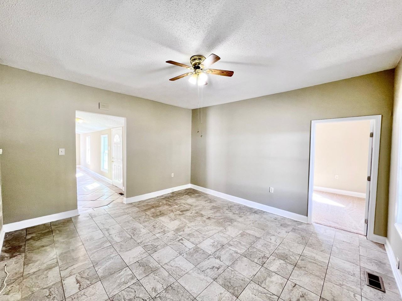 829 Dillard St - Photo 2 of 18