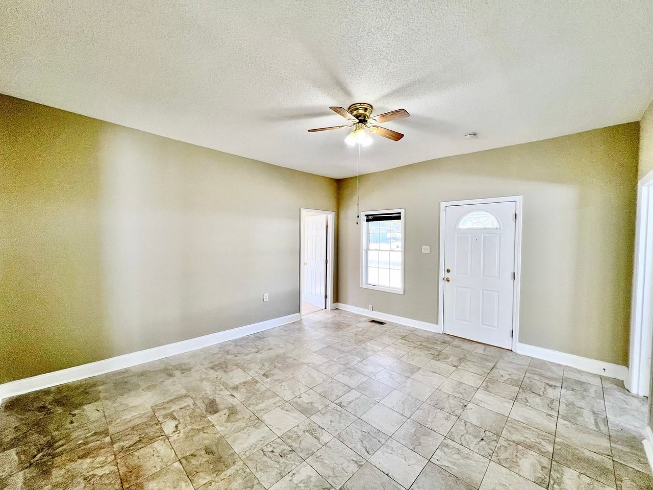 829 Dillard St - Photo 4 of 18