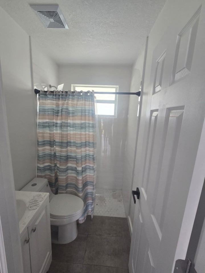 2540 Nw 90th St #1 - Photo 2 of 4