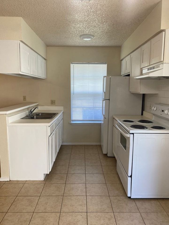 815 W Olmos Dr - Photo 3 of 11