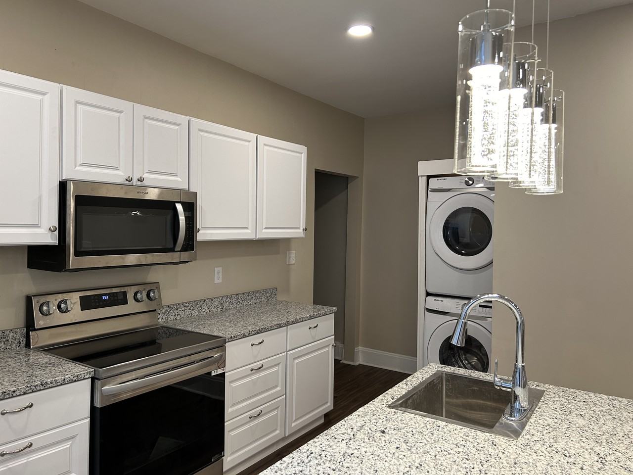 2033 Weyer Ave #4 - Photo 4 of 10