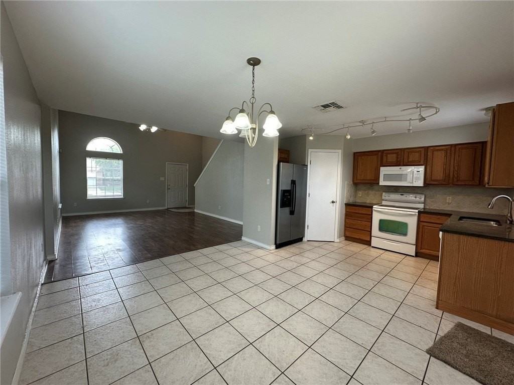 2112 Westwood Dr - Photo 3 of 15