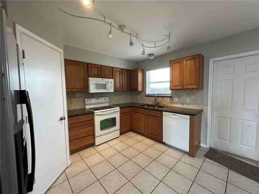 2112 Westwood Dr - Photo 4 of 15