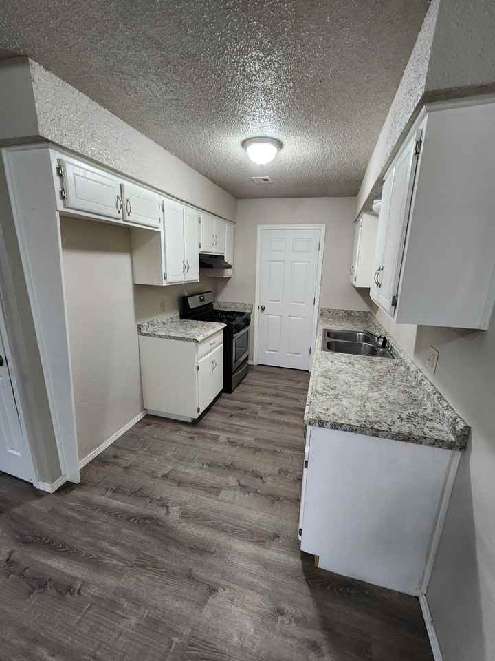 412 E 7th St #1 - Photo 4 of 13