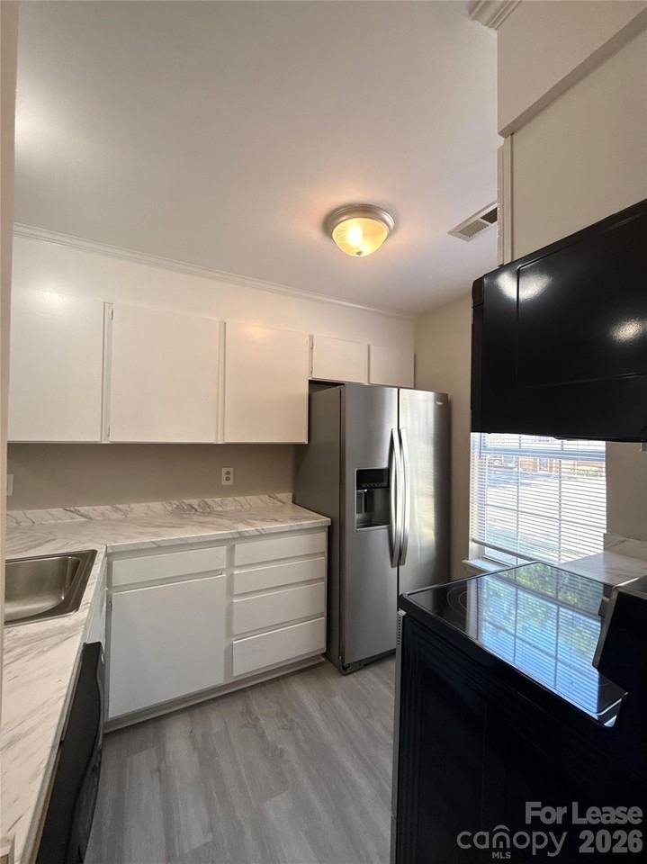 4042 Briarhill Dr - Photo 2 of 11
