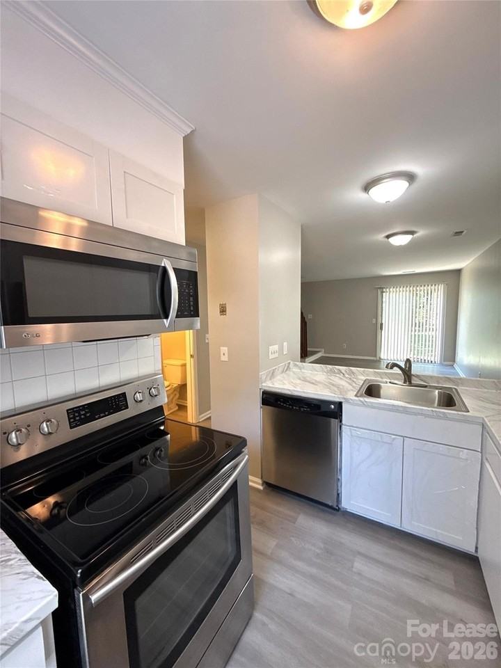 4042 Briarhill Dr - Photo 3 of 11