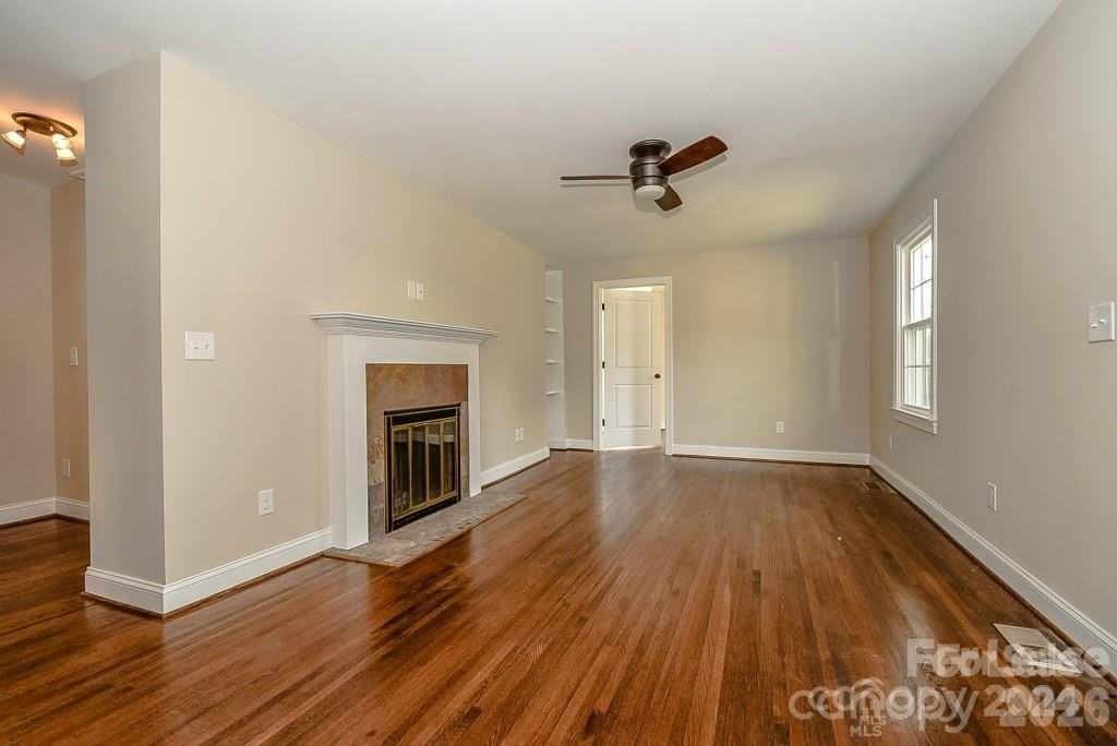 2117 Scott Ave - Photo 2 of 14