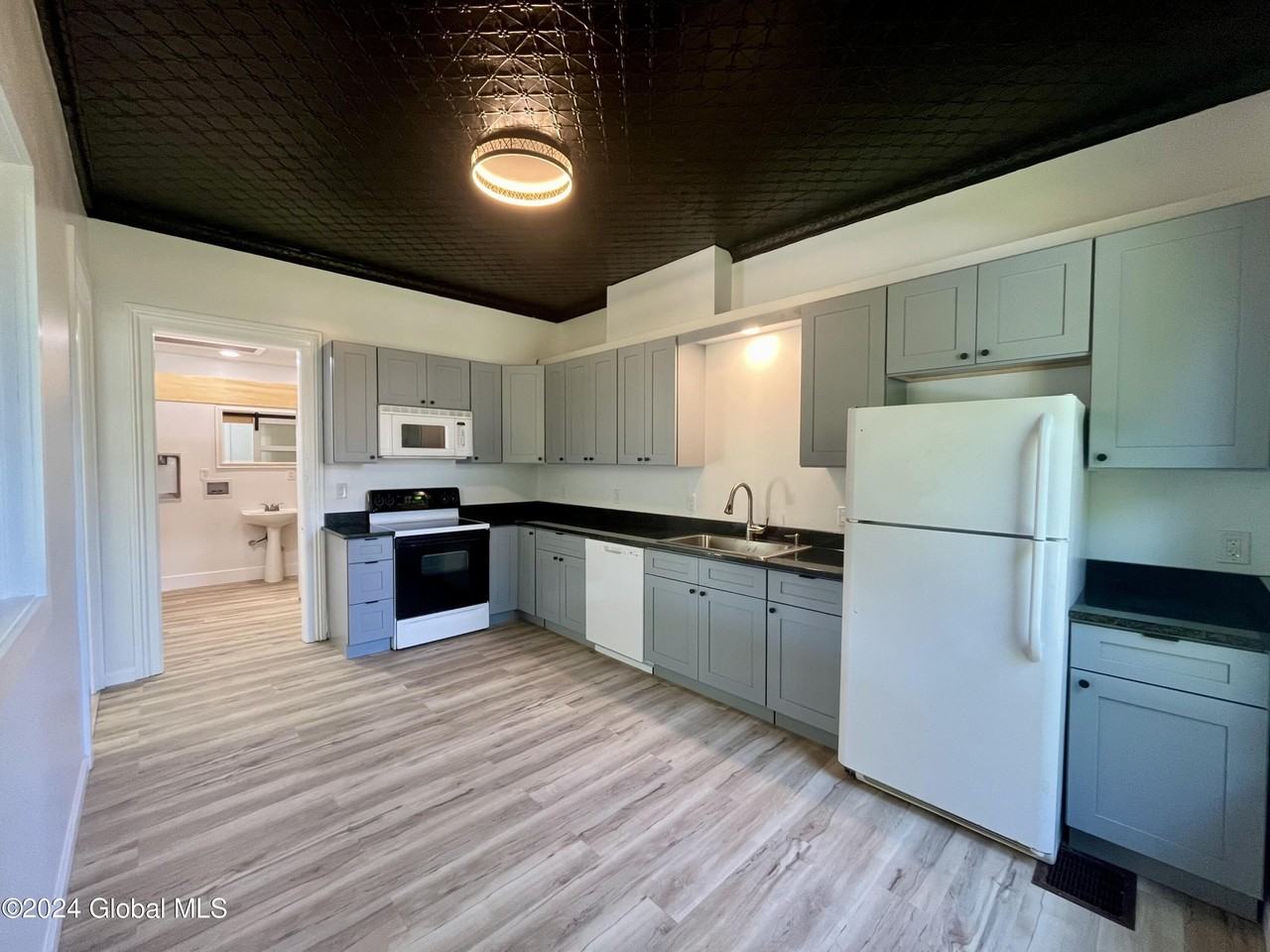 53 S Park St #B - Photo 4 of 21