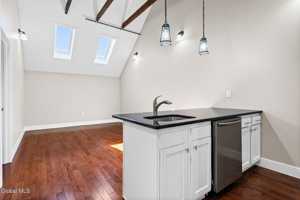 featured image of 521 Warren St #4
