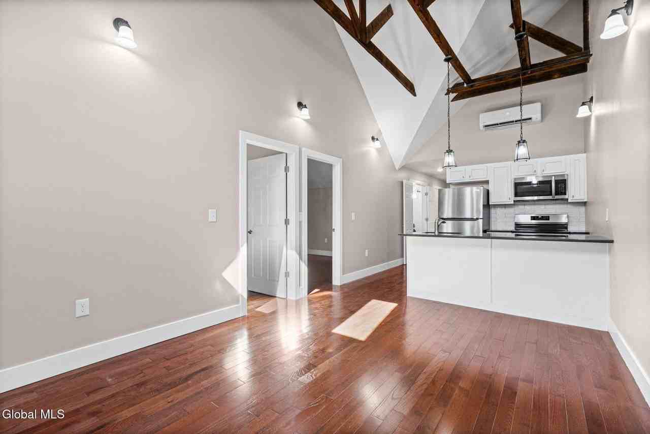 521 Warren St #3 - Photo 5 of 50