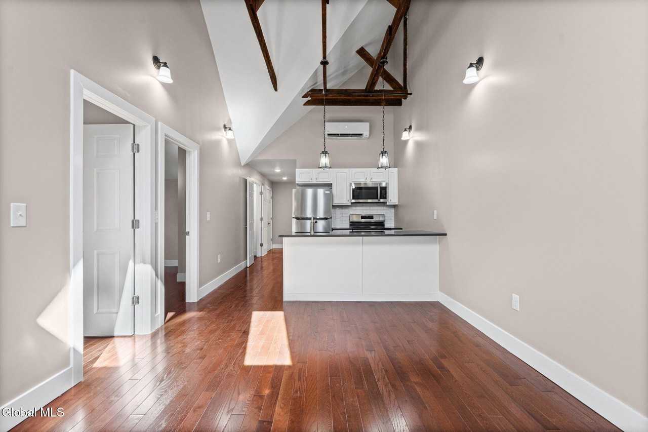 521 Warren St #3 - Photo 6 of 50