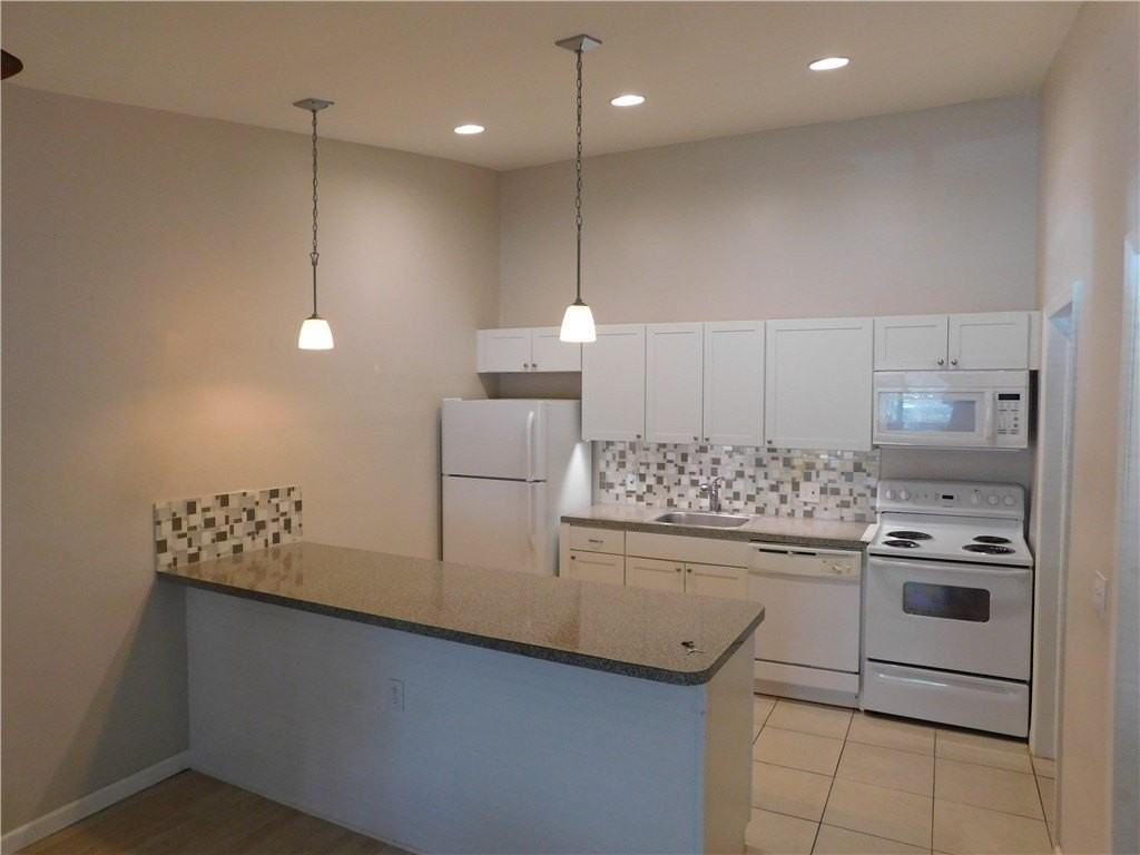 522 7th Pl - Photo 4 of 8
