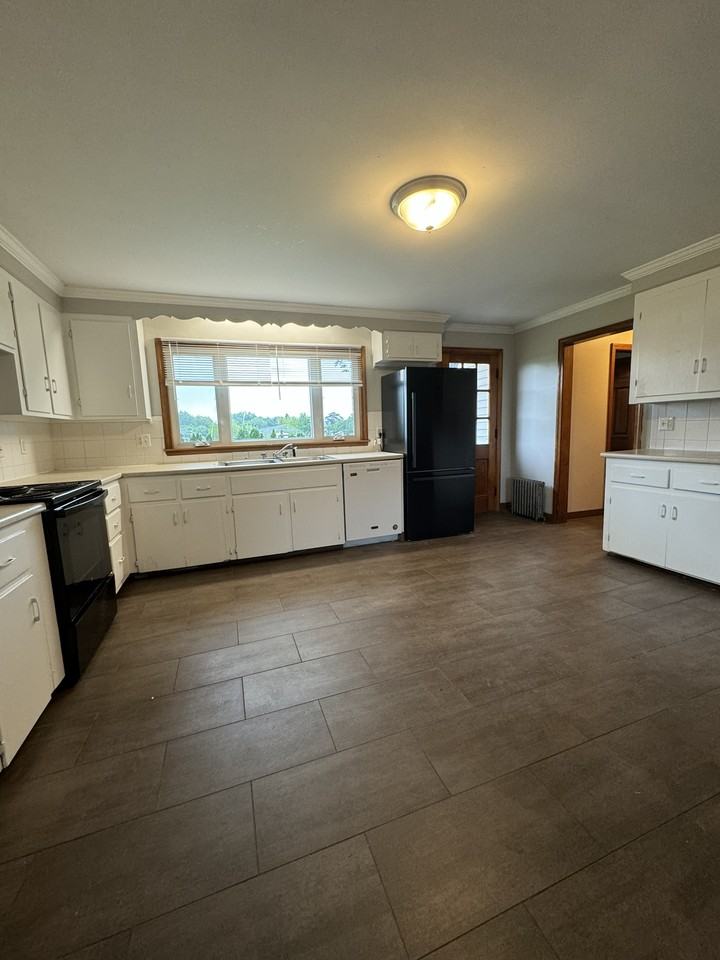 174 Russell St #1 - Photo 4 of 32