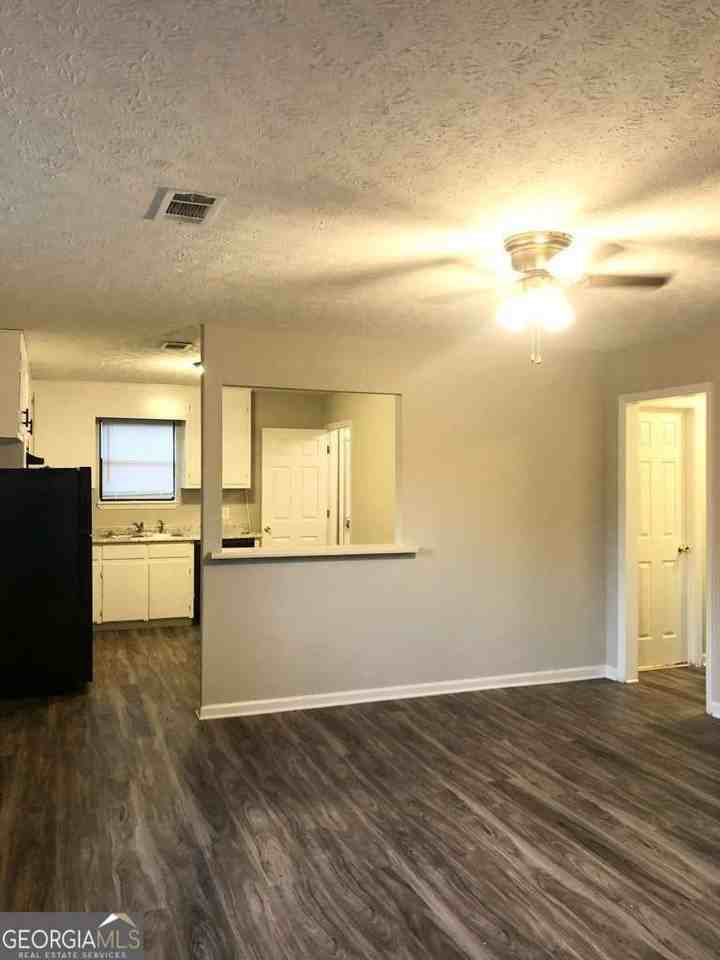 212 E Paces Dr - Photo 3 of 8