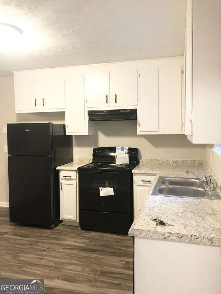 212 E Paces Dr - Photo 2 of 8