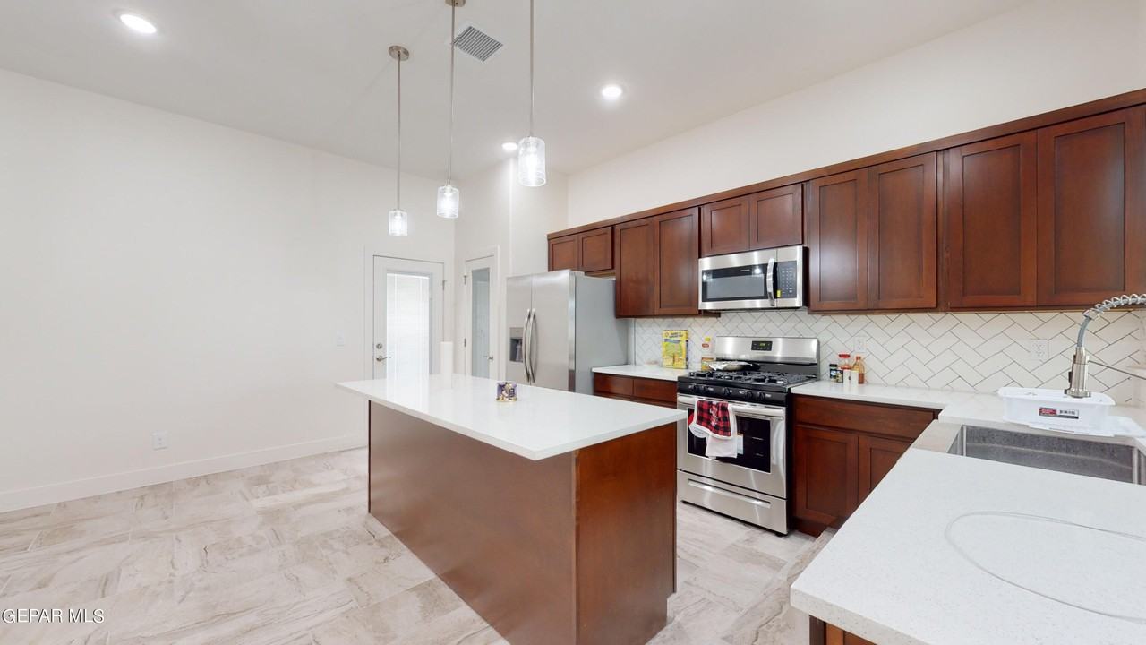 440 Soleil Rd - Photo 7 of 38