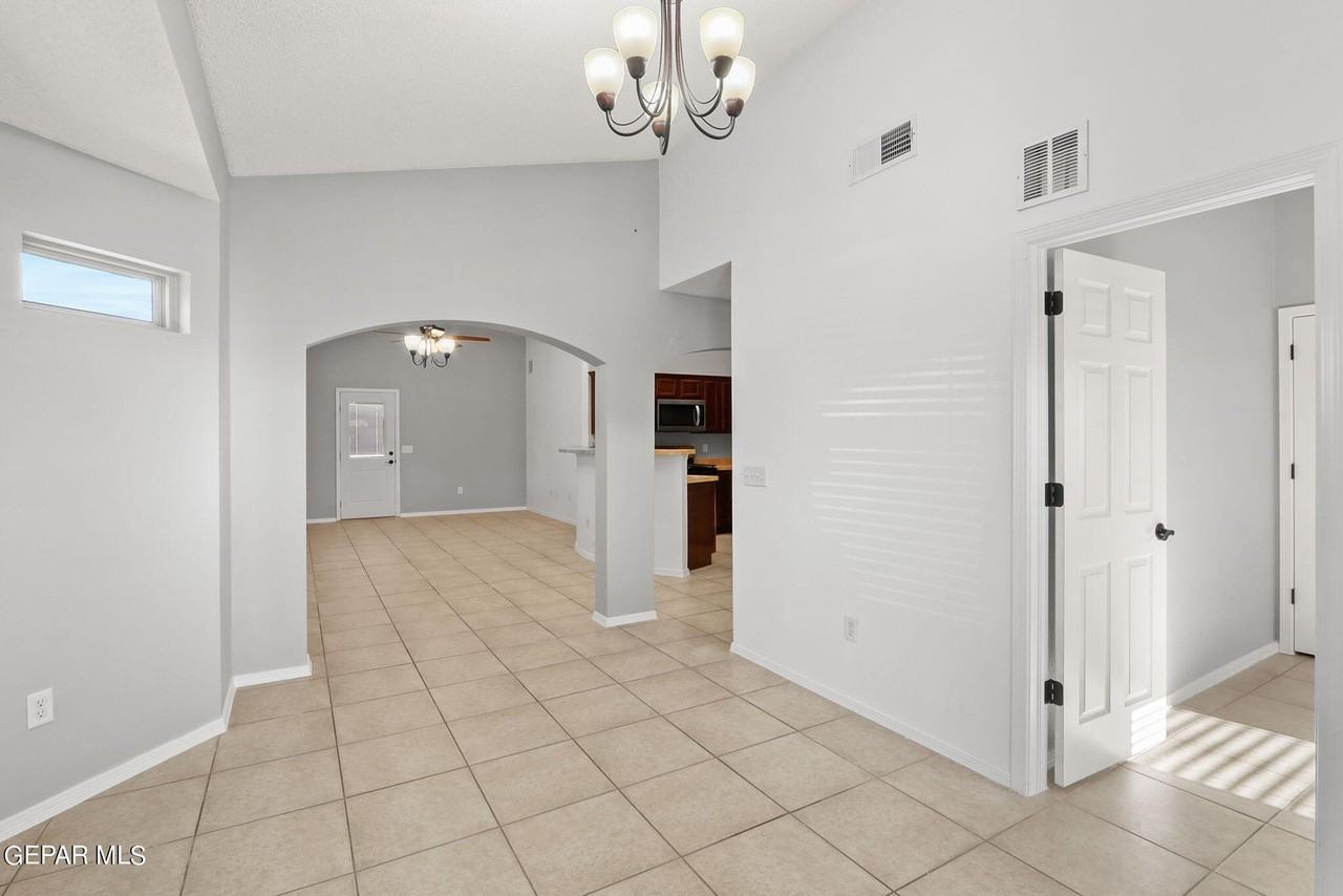 3269 Maple Point Dr - Photo 6 of 37