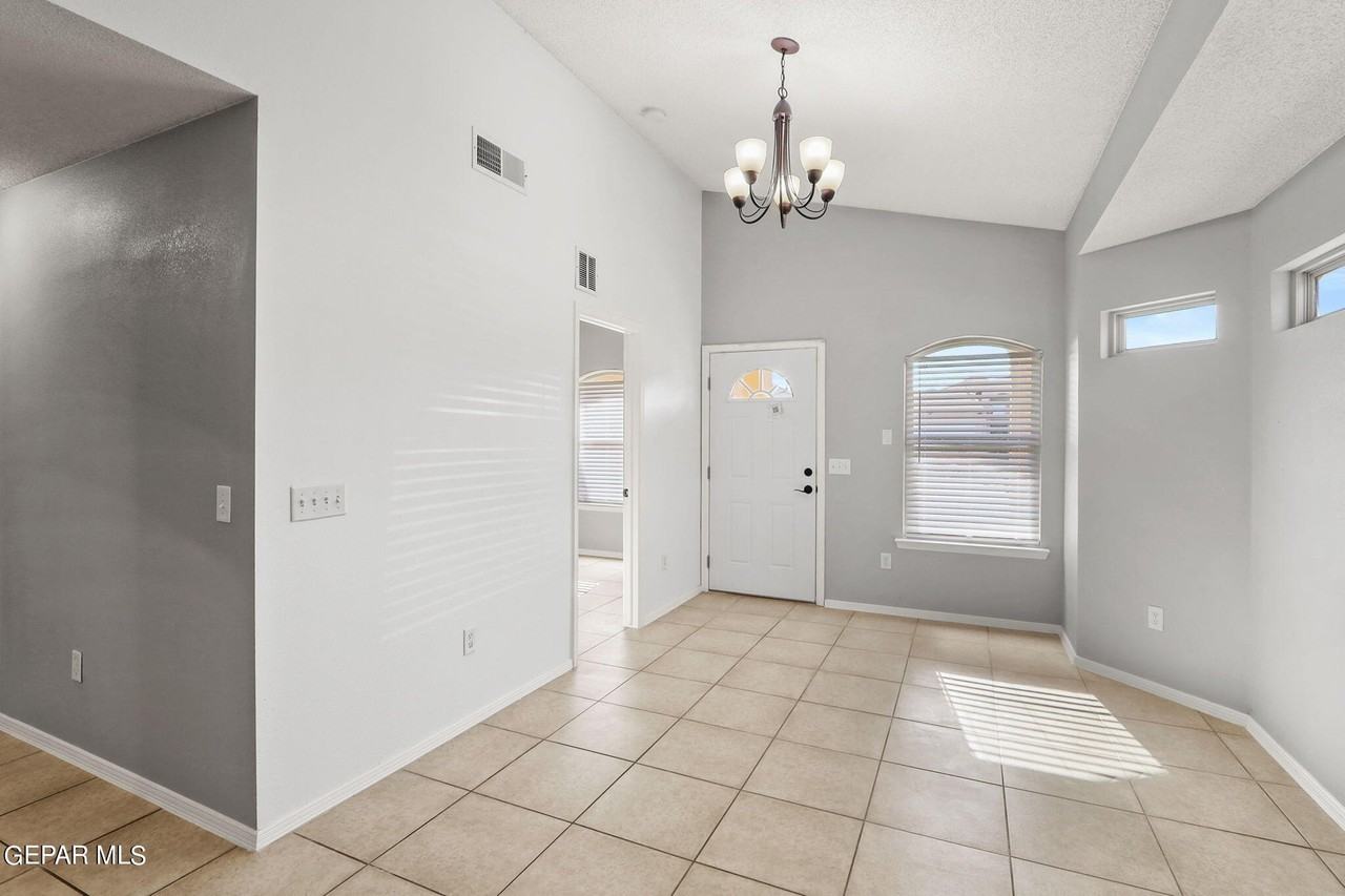 3269 Maple Point Dr - Photo 7 of 37