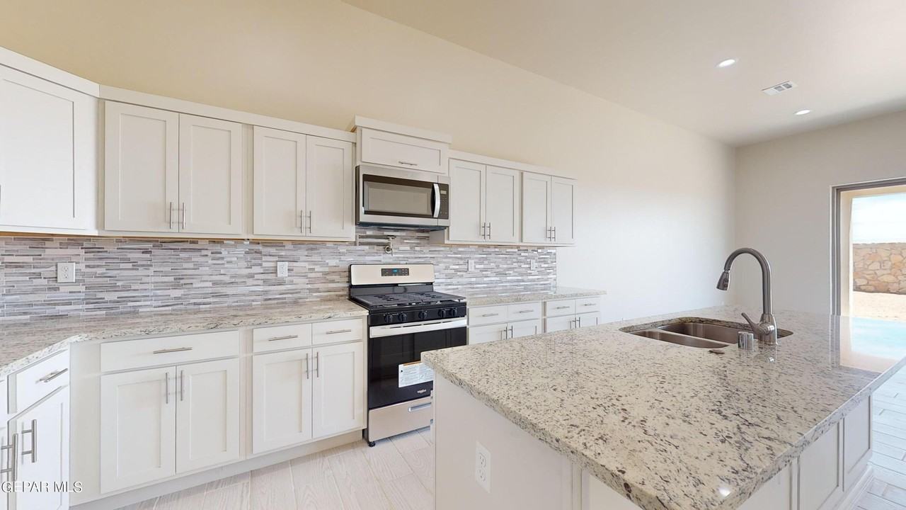 11118 Blue Eyed Grass St - Photo 3 of 41