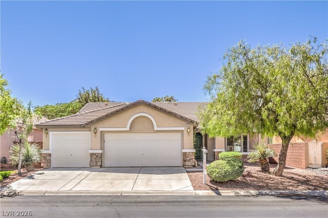 3713 Spring Shadow Rd - Photo 4 of 37