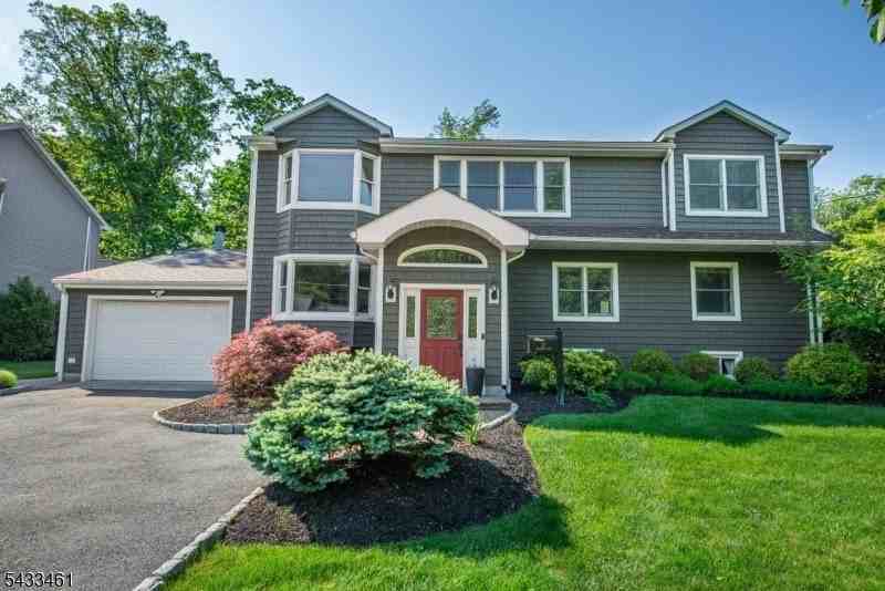 77 Rockwood Rd - Photo 2 of 47