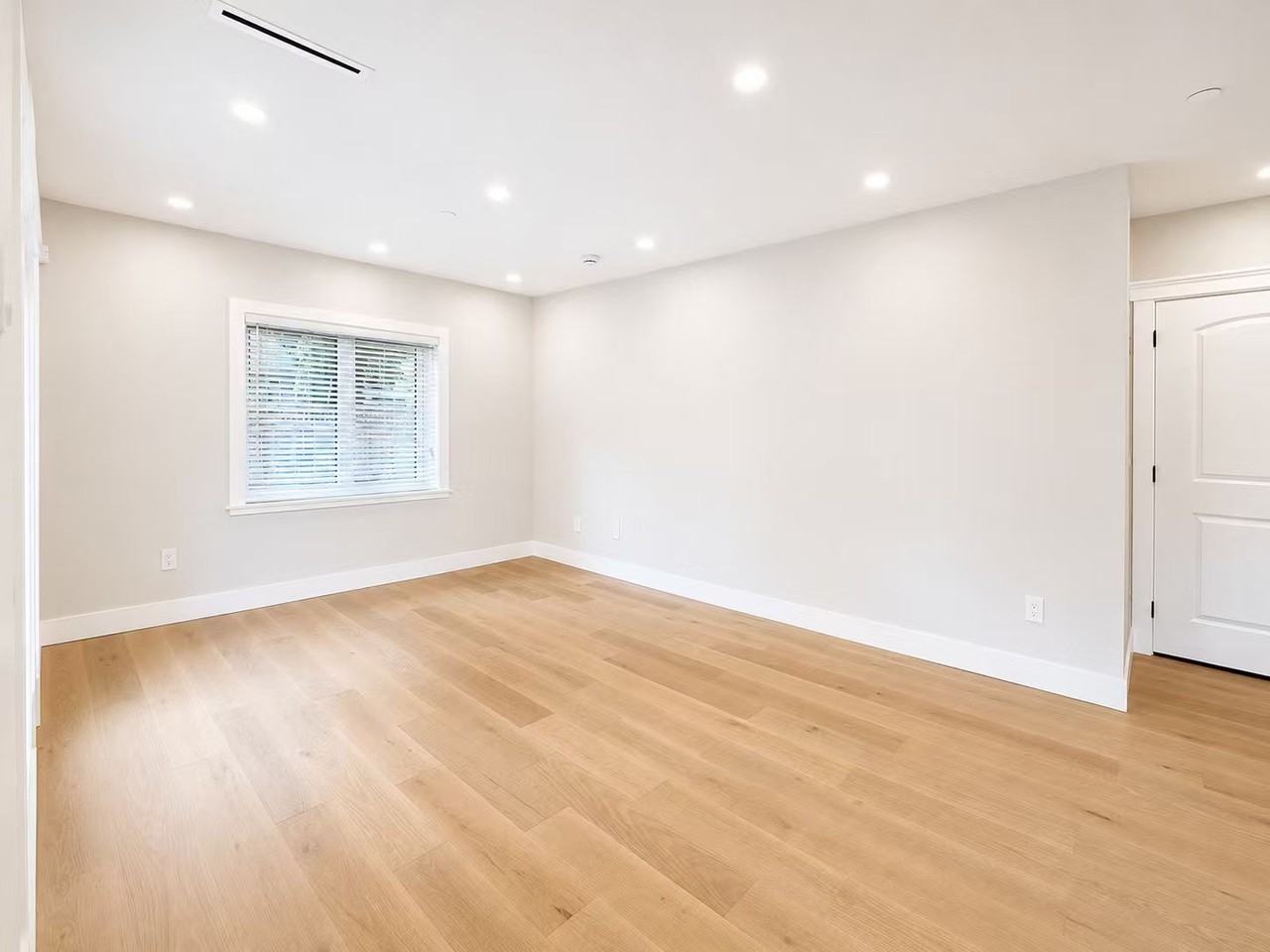 4988 Macdonald Street - Photo 5 of 9