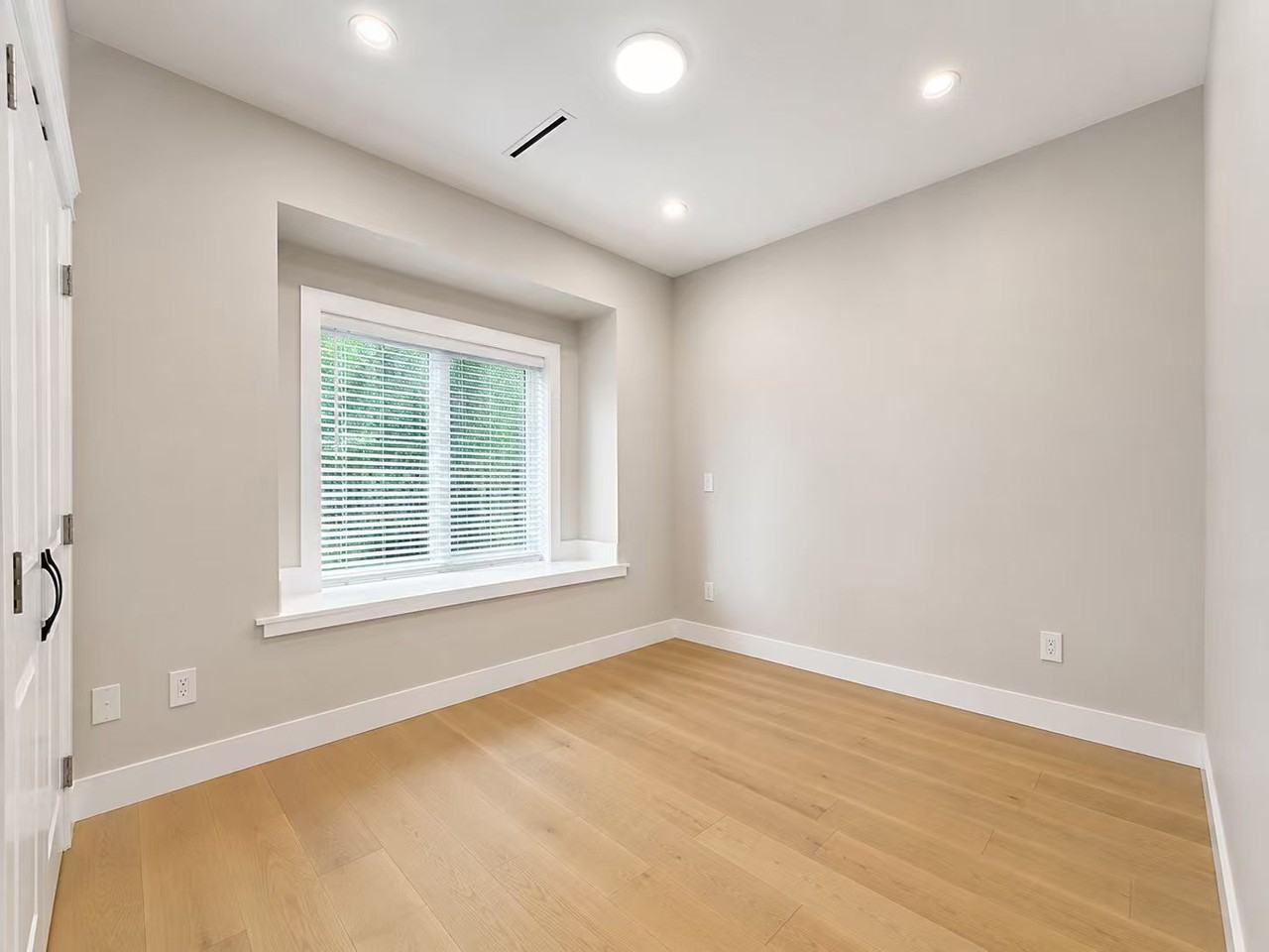 4988 Macdonald Street - Photo 3 of 9