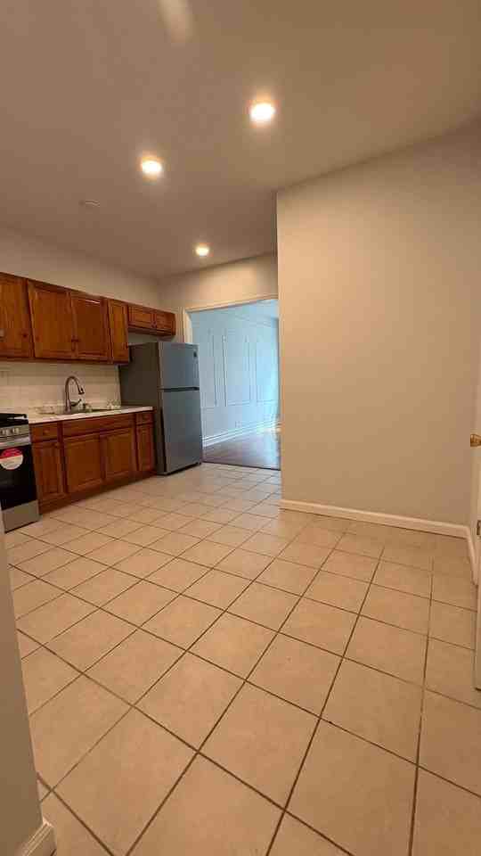 339 Danforth Ave #1F - Photo 7 of 14