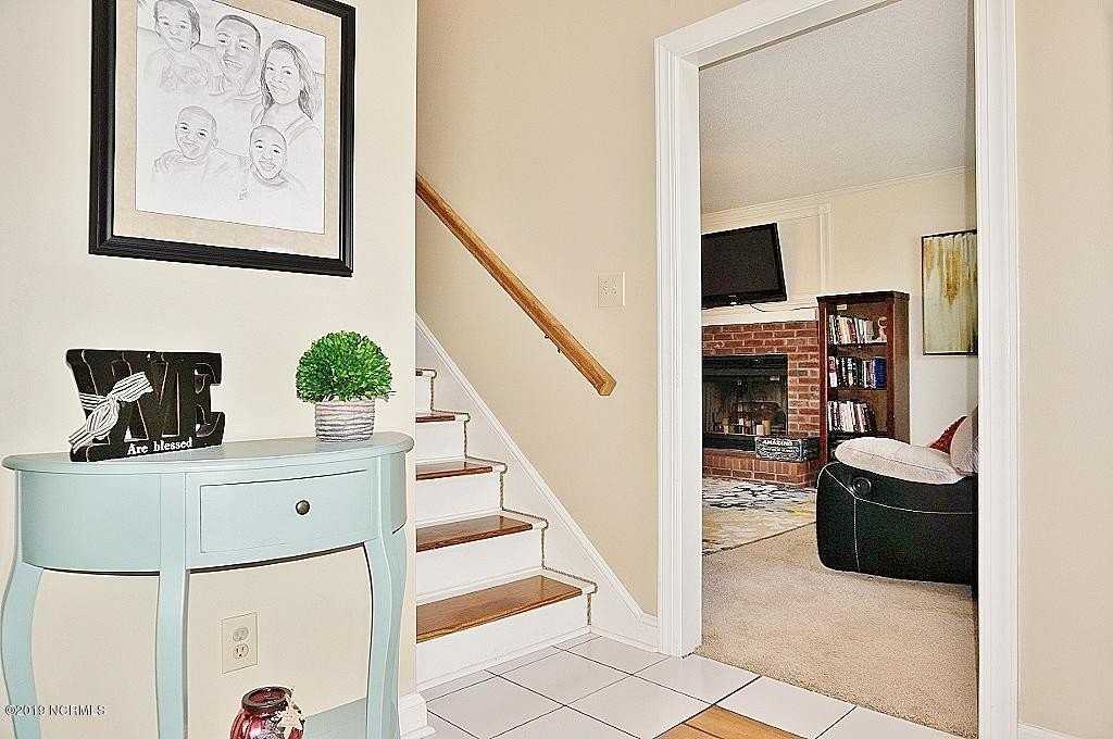 408 Hampshire Pl - Photo 6 of 26