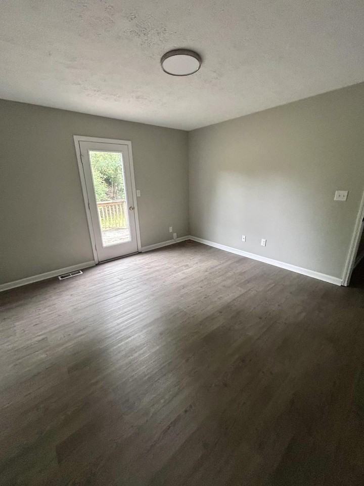 1015 River Bend Rd - Photo 5 of 9