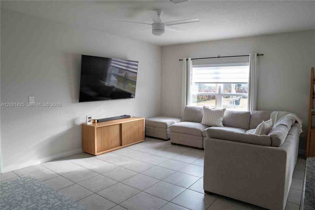 603 Lychee Ln - Photo 3 of 15