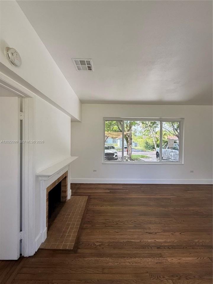 661 Ne 51st St #NA - Photo 5 of 15