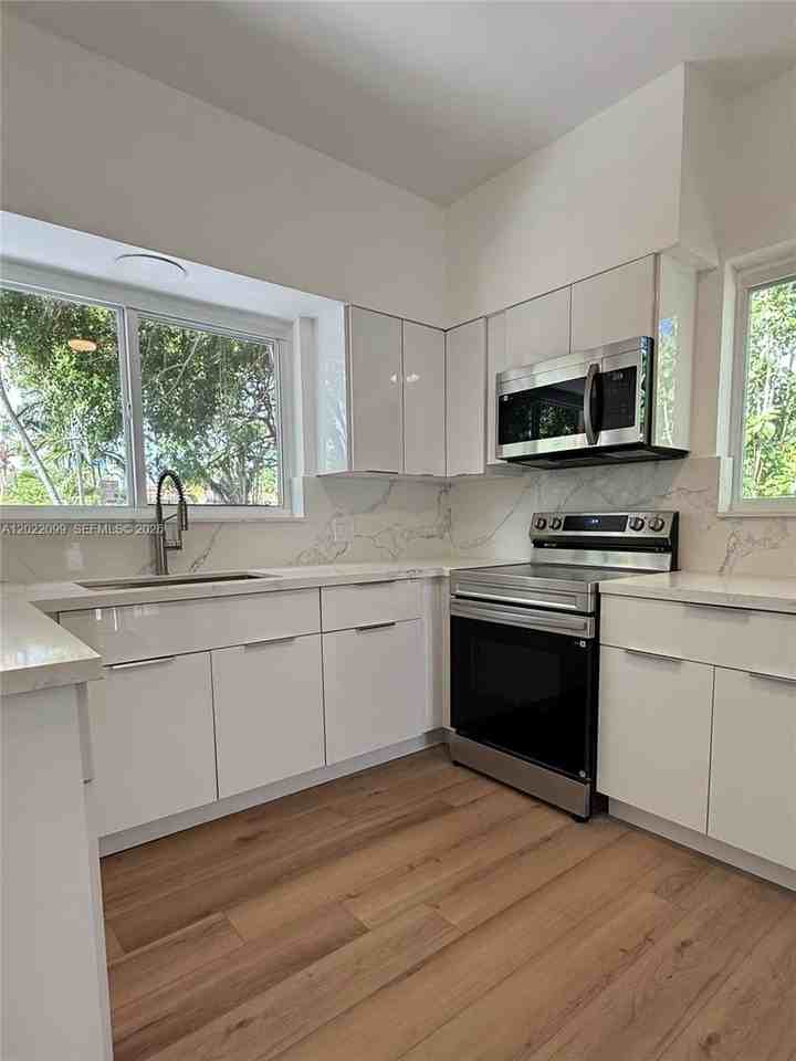 661 Ne 51st St #NA - Photo 6 of 15
