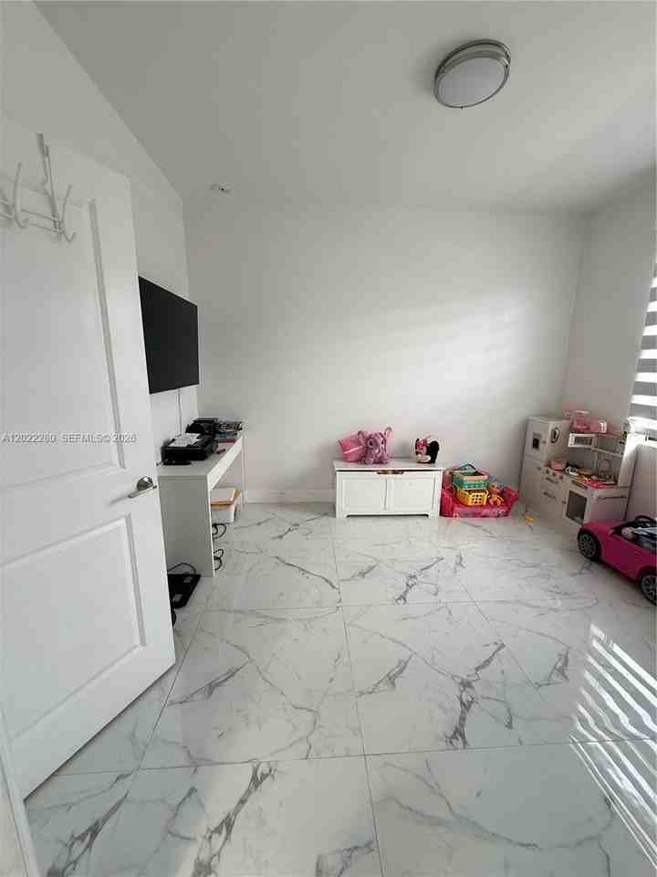 12893 Sw 232nd Ln #0 - Photo 5 of 47